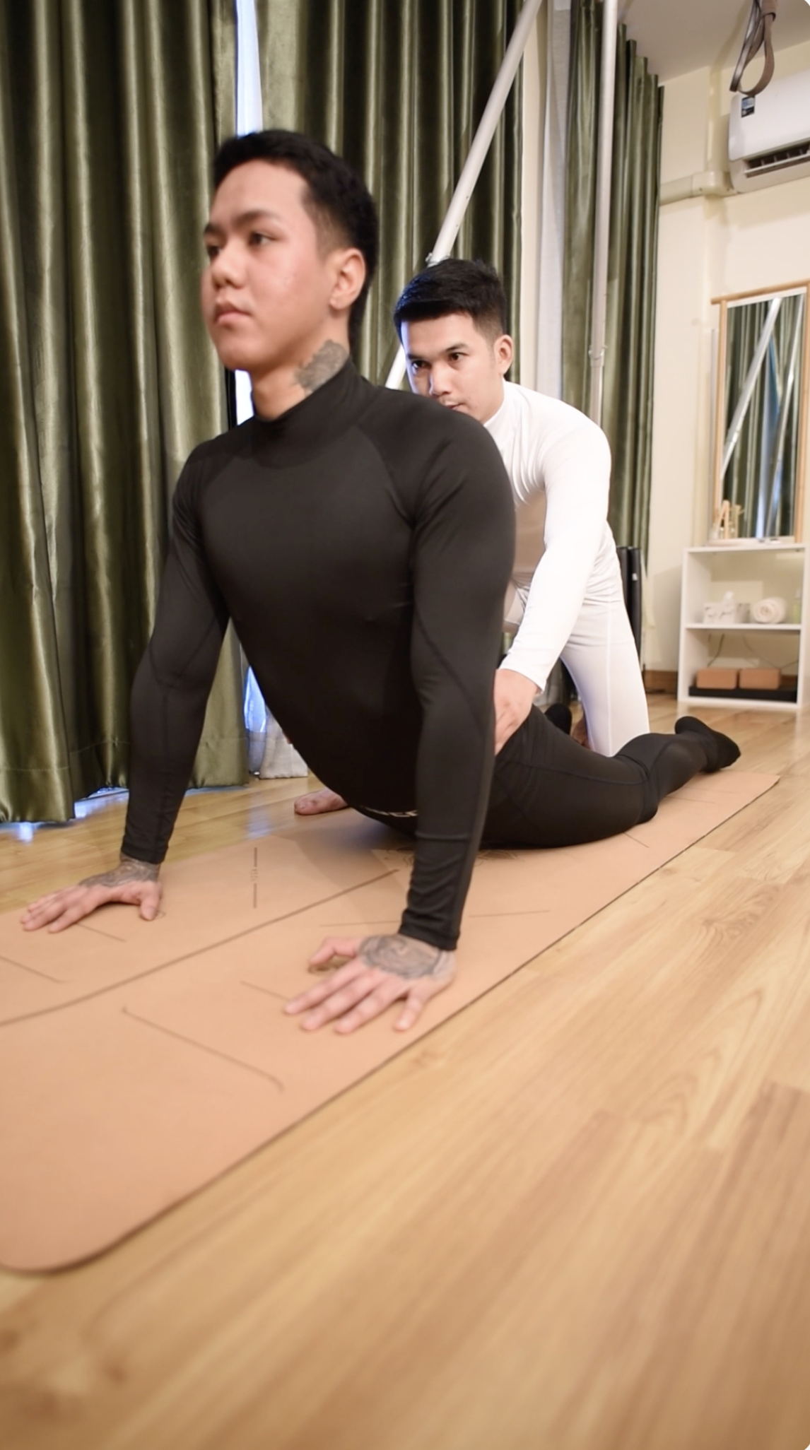 男按摩师 Kenya 训练后拉伸恢复｜Win 提供友好按摩服务